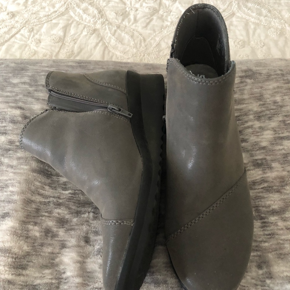Clark’s cloudsteppers booties with side zipper❤️